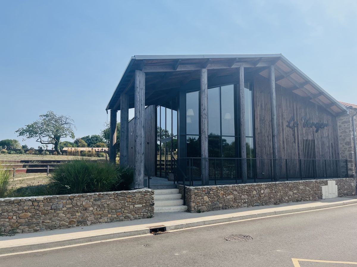 Façade du restaurant Scoperta : bâtiment contemporain en bois et pierre avec terrasse