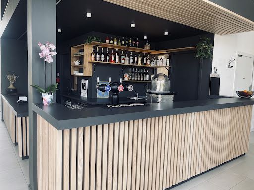 Intérieur du bar Scoperta : comptoir en bois et ambiance moderne